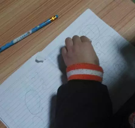 想知道孩子在校表現(xiàn)怎么樣？不用問老師，翻翻作業(yè)本就知道啦