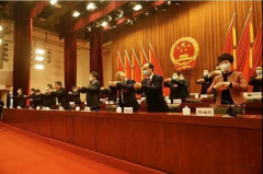 握手禮改為“拱手禮”，五千年中華文明禮節(jié)，因?yàn)橐咔橐馔饣謴?fù)了？