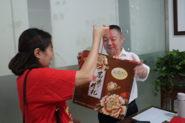 又是中秋月圓時(shí)，情系員工送祝福！